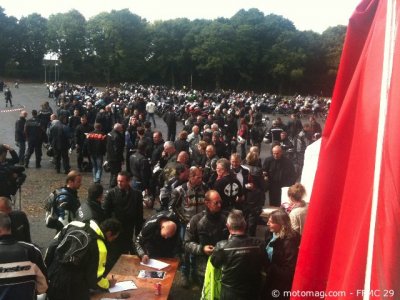 Manifestation à Carhaix : pétition sous le soleil