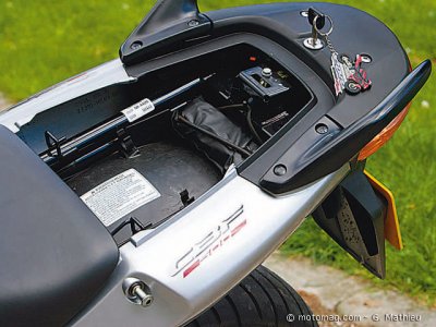 Honda CBF 500 : espace rangement