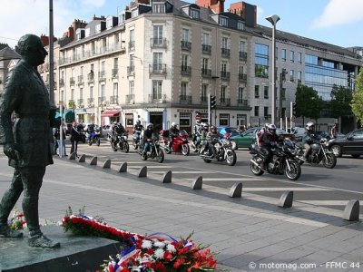 Manifestation à Nantes : passage devant la statue