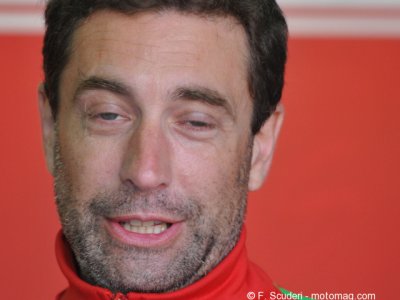 Thierry, team manager de la seule Ducati en course, a du mal à tout coordonner au bout de 18h de course.