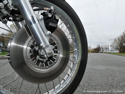 Suzuki RE5 : double frein avant