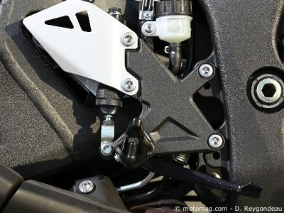 Kawasaki ZX-10R (2011) : réglables sur 15 mm