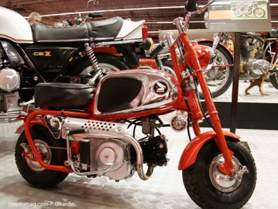 Ambiance salon de Paris : moto de minimoys