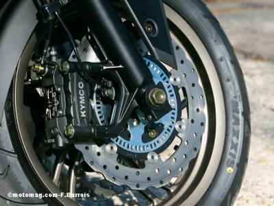 Kymco Xciting 400i : freinage avant