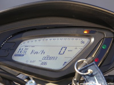 MV Agusta Brutale 800 : peu lisible