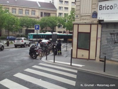 Stationnement à Paris : amende pour arrêt trottoir
