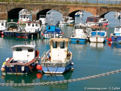 Moto et côtes anglaises : le port de Folkestone