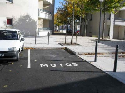 Parking moto à Angers (49) : belle intention !