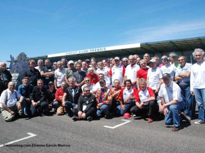 Moto Légende 2011 : la photo de famille des pilotes
