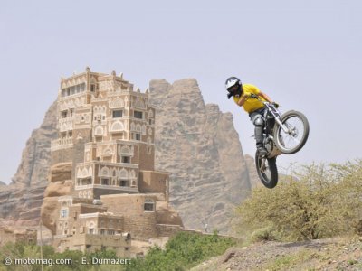 Freestyle au Yémen : moto volante sur fond de palais