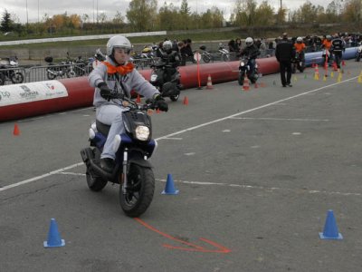Journée sécurité routière : piste, jeune et police