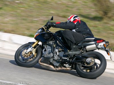 Essai Benelli TNT 899 : de la personnalité à revendre