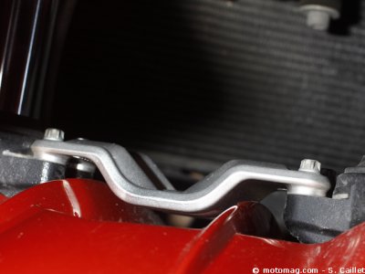 Essai BMW F 800 GT : rigidificateur de fourche