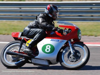 Coupes Moto Légende : superbe MV sur la piste