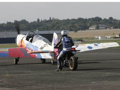 Course moto vs avion : pré-grille