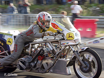 Championne de dragster