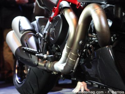 Milan 2010, Ducati Diavel : ligne 2-en-1-en-2