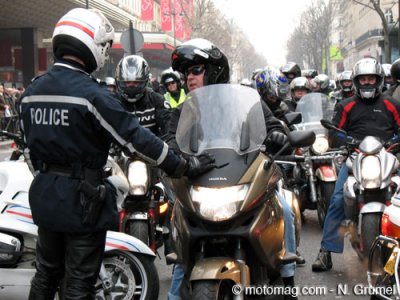 Fin de manif... et les plaques sont toujours relevées