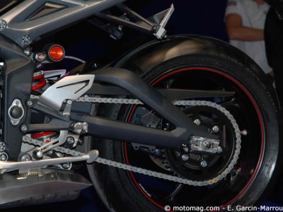 Triumph Daytona 675 : bras asymétrique