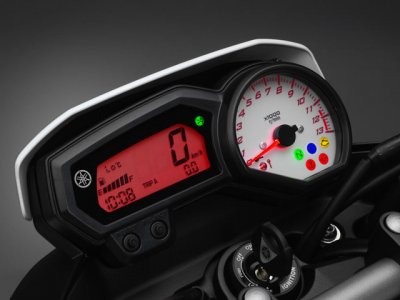 Yamaha FZ8 : à bord, du rouge digital