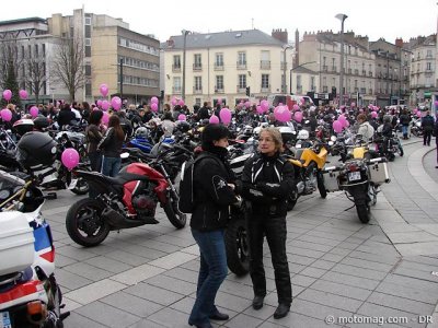 Toutes en moto - Nantes : ballons roses revendicatifs