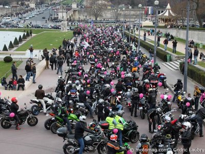 Toutes en moto - Paris : du rose au Trocadéro