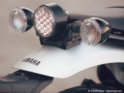 Yamaha SCR 950 : feu arrière néo