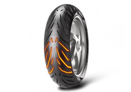 Test Pirelli Angel ST : apparition démoniaque
