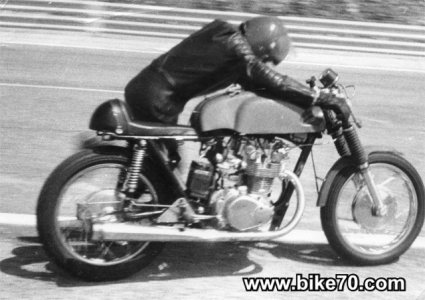 Alain Michel en 1971 sur une Honda 450
