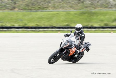Moto du futur : Bosch MSC pour freiner sur l’angle