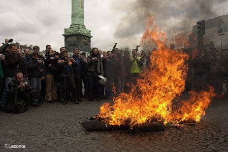 Paris : Brûlage de l’effigie du Ministre