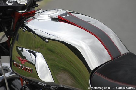 Essai Guzzi V7 Racer : sangles décoratives