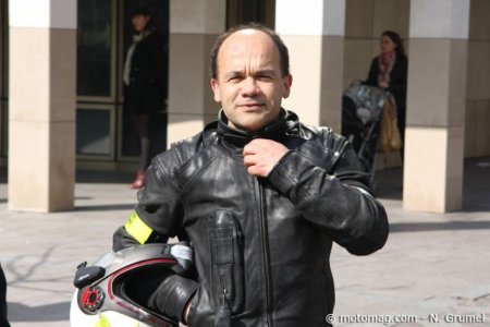Quid du Monsieur Moto et du brassard fluo ?