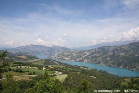 Tourisme en PACA : le lac de Serre-Ponçon