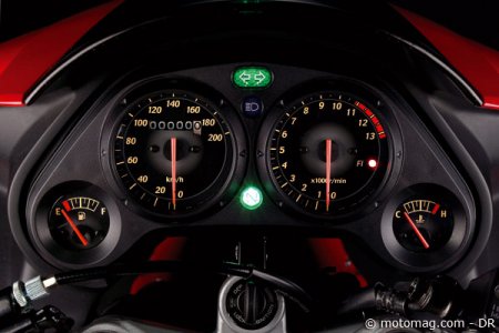 Honda 125 CBR : à bord