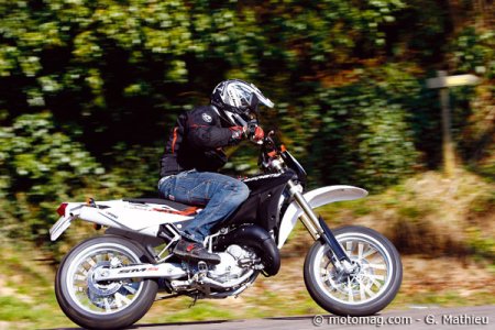 Essai Husqvarna 125 SMS : moto saine