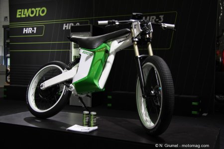 Entre le vélo et le scooter, cette machine électrique, fabriquée par les Allemands de Elmoto, en jète. Elle promet une vitesse maxi de 45 km/h pour un autonomie annoncée de 65 km