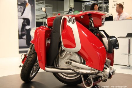 Des insolites au salon de Cologne 2012, il y en a. Notamment cette moto pliable qui prend un minimum de place. Mais le poids, lui, risque bel et bien de rester le même !