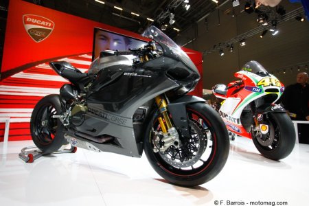 Ducati présente cette 1199 Panigale RS13. Réservoir en alu et beaucoup de carbone, on aime !