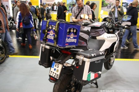 Attention, gros cliché sur le stand Touratech ! Le porte-paquet peut supporter le point d’un pack de bière ! <i>Danke schön</i> Touratech