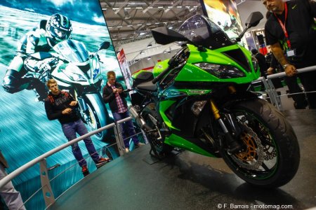 Comme au début des années 2000, Kawasaki sort une Ninja ZX 636 R. Cette sportive hérite d’un panoplie de raffinements électroniques