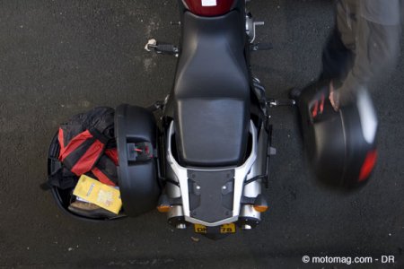 Charger sa moto : bagages légers derrière