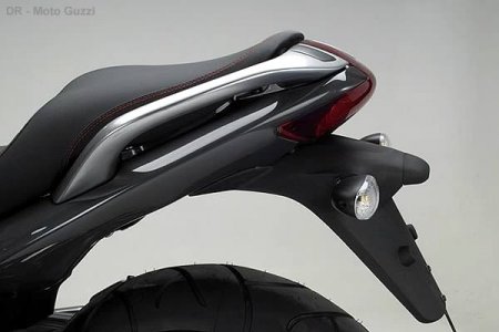 Moto Guzzi Breva V 1100 : duo et mains