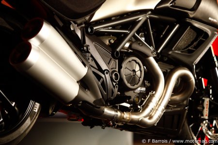 Milan-Ducati Diavel Strada : échappemen-