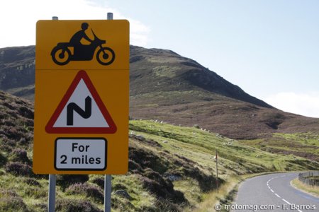 3000 km en Écosse : panneau à motards...