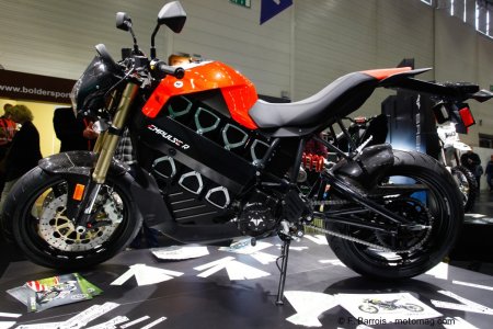 Sur le stand de Brammo, on peut découvrir la version R de l’Empulse. Au programme : fourche Marzocchi, étrier Brembo, amortisseur Sachs, etc.