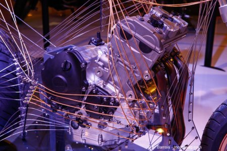 En présentant ce moteur sur son deltaplane « PAMC », Yamaha promet un retour au trois-cylindres. Une architecture qui a le vent en poupe en ce moment