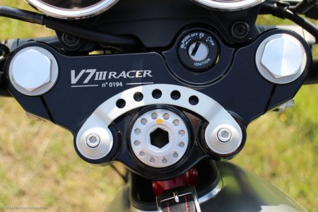 Moto Guzzi V7 III Racer : té de fourche soigné