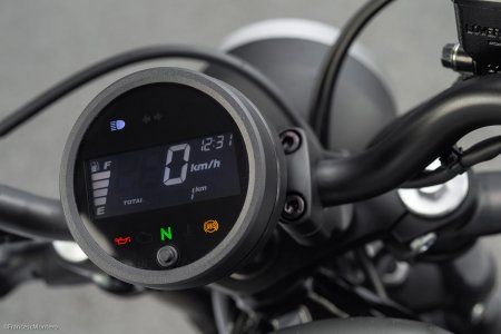 Honda CMX 500 Rebel : tableau de bord sobre et presque complet