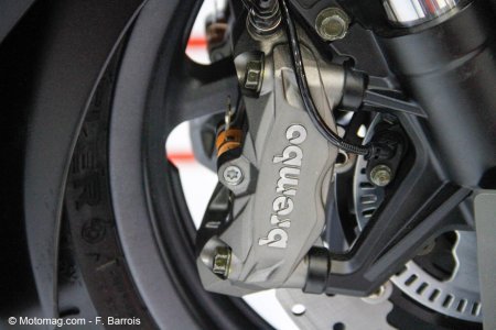 Scooter Kymco AK 550 : finition maxi !